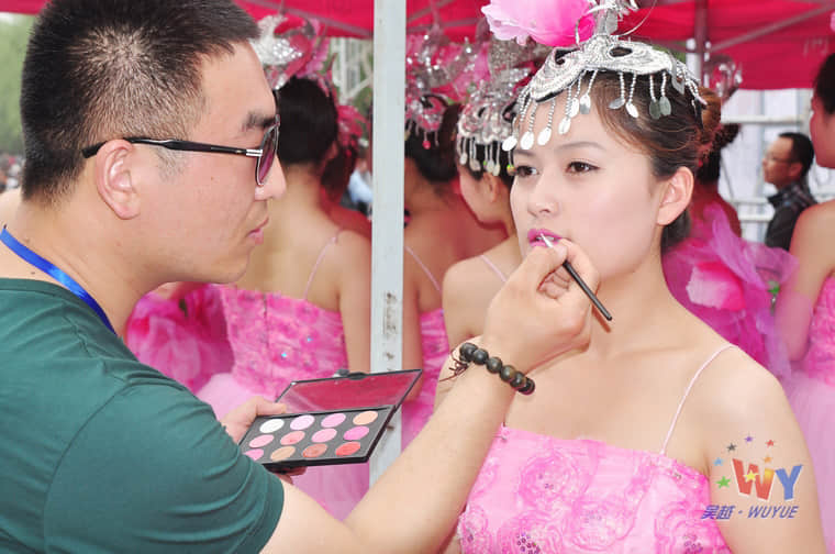吴越学校化妆专业全体学员参加我市欢乐中原行——大型群星演唱会化妆造型活动