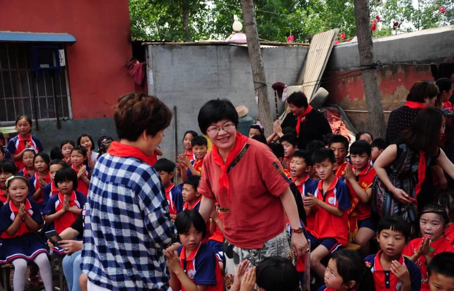 濮阳市妇联、女企业家协会六一之际关爱留守儿童，让爱满人间