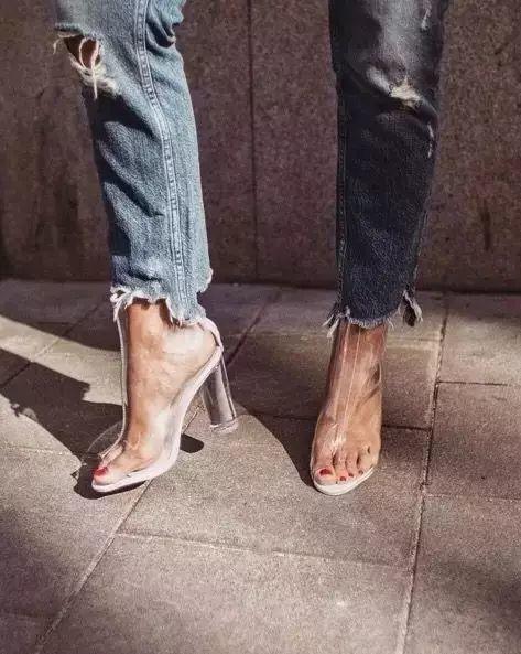 【时尚】据说，今年很流行这种透明鞋？