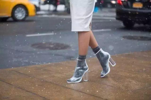 【时尚】据说，今年很流行这种透明鞋？