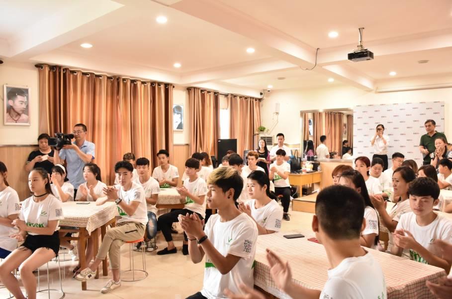 热烈祝贺河南省计生协在吴越学校开展——青春健康高校行主题活动