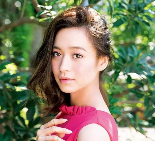 最简单的发型教程,一分钟让头发美到爆! 最简单的发型教程,一分钟让头发美到爆!