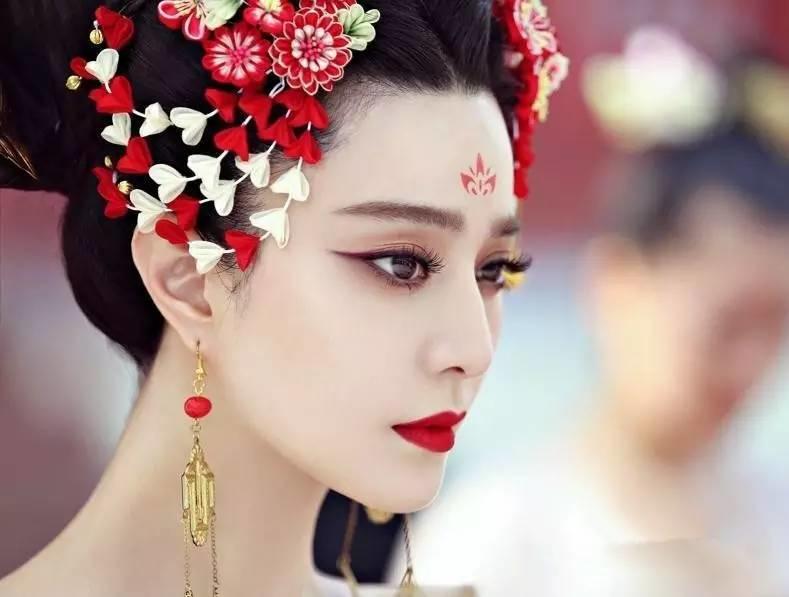 想做明星的私人造型师吗？吴越高端影视课程招生了，不要错过与明星零距离接触的机会！