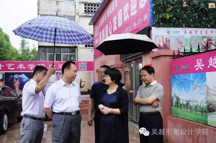 人社局谢传芳局长和职建科科长曹源科长冒雨来我校调研