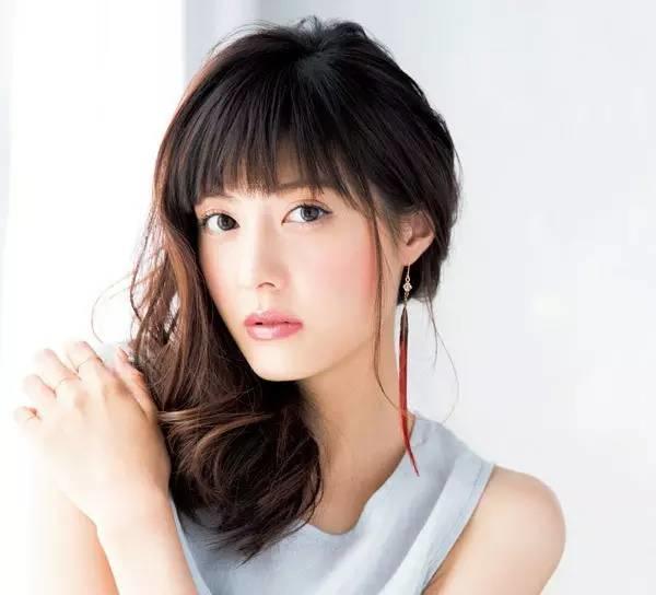 最简单的发型教程,一分钟让头发美到爆! 最简单的发型教程,一分钟让头发美到爆!