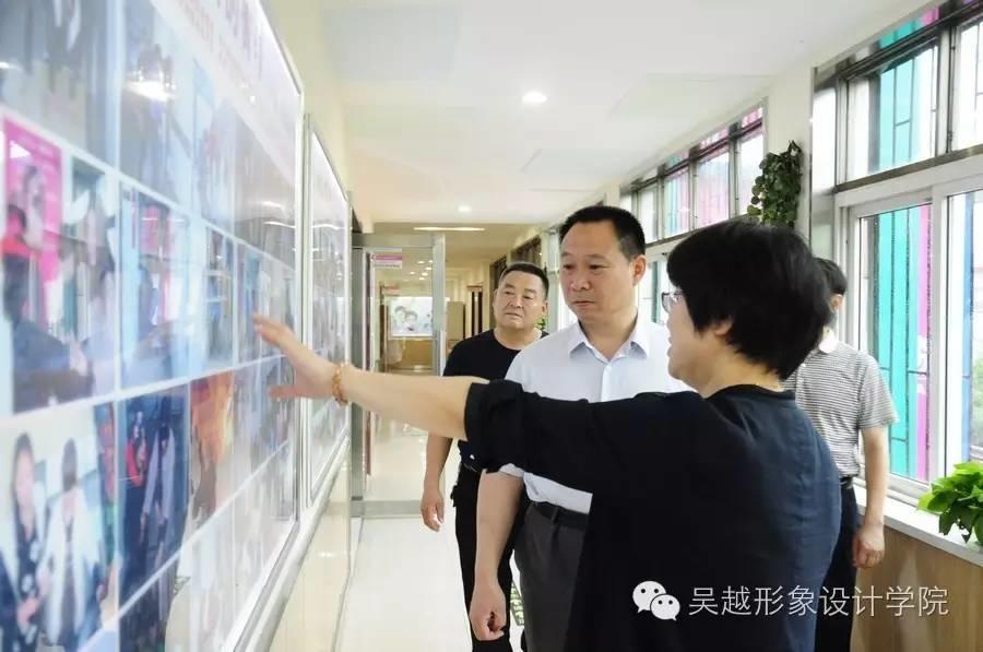 人社局谢传芳局长和职建科科长曹源科长冒雨来我校调研