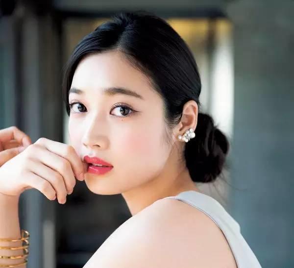 最简单的发型教程,一分钟让头发美到爆! 最简单的发型教程,一分钟让头发美到爆!