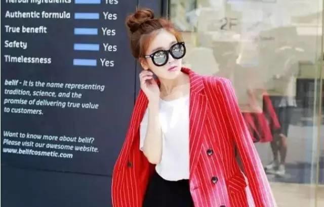 初秋，穿件小西装刚刚好，简约干练有气质！