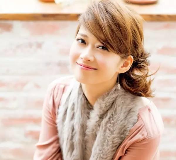 最简单的发型教程,一分钟让头发美到爆! 最简单的发型教程,一分钟让头发美到爆!