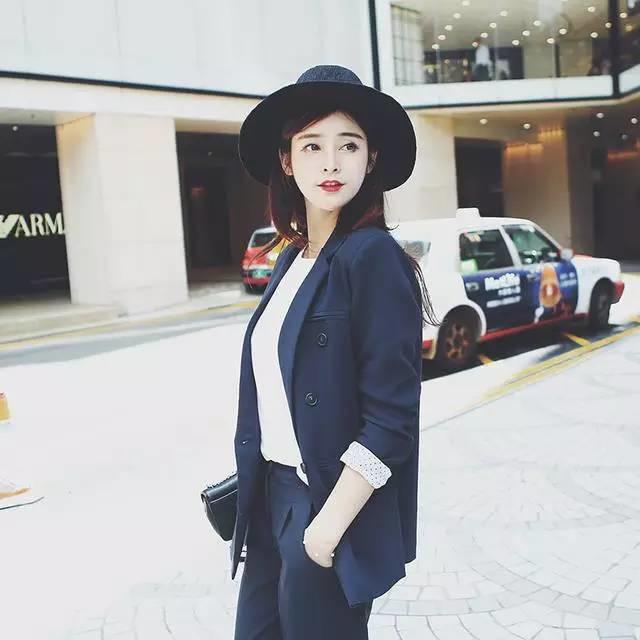 初秋，穿件小西装刚刚好，简约干练有气质！