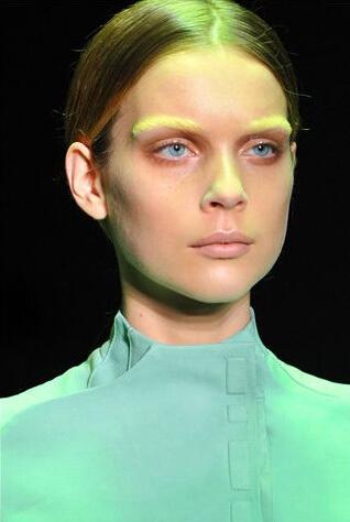 无眉浪潮来袭 艾玛也爱无眉妆 无眉浪潮来袭 艾玛也爱无眉妆