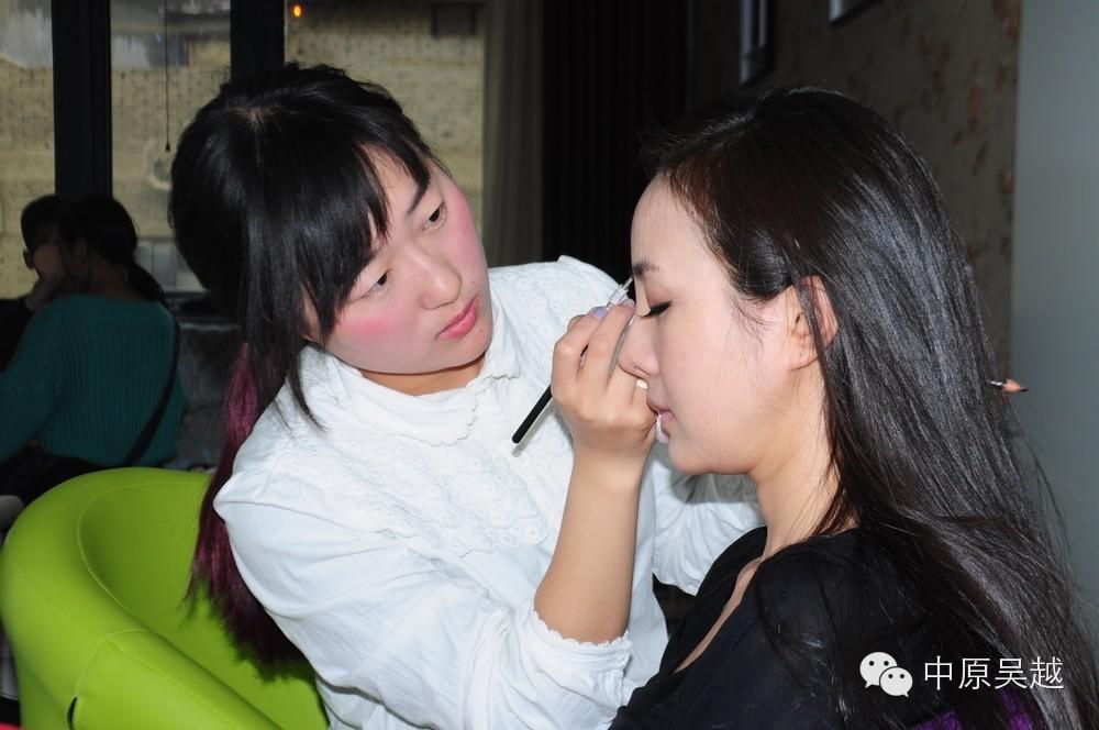 【吴越学校】化妆专业学员入驻《美女住店》为剧组演员化妆