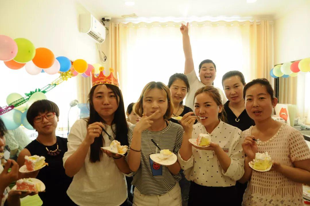 吴越学校祝您元旦快乐！