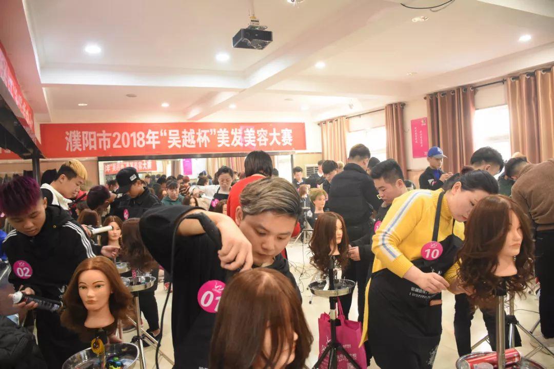 吴越学校祝您元旦快乐！