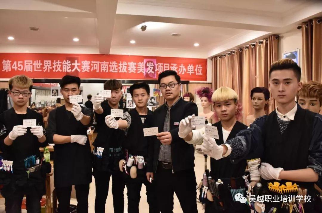 濮阳市人社局谢传芳局长一行领导到吴越学校看望参加世界技能大赛河南选拔赛的选手们！