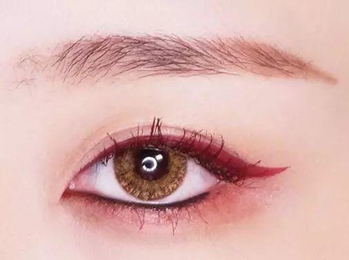 【美妆】只用这一条酒红色眼线就让你有一款好特别的眼妆