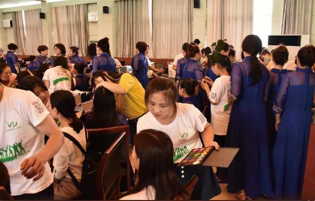 吴越学校祝您元旦快乐！