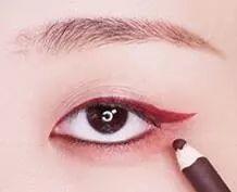 【美妆】只用这一条酒红色眼线就让你有一款好特别的眼妆
