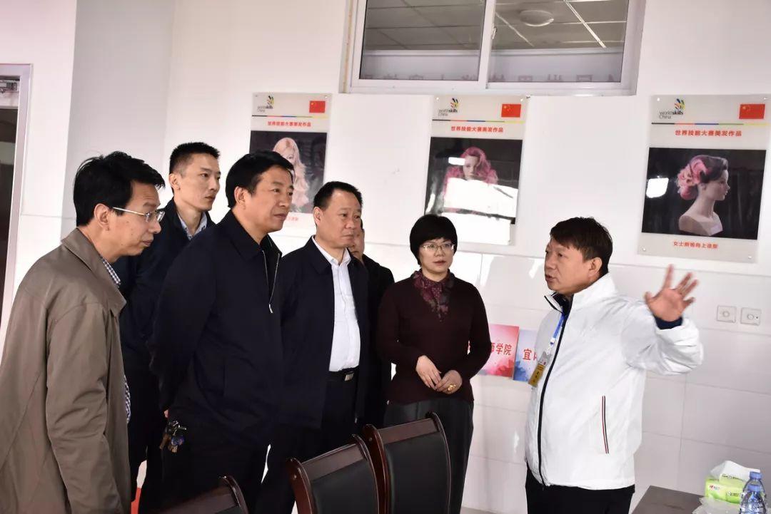 吴越学校祝您元旦快乐！