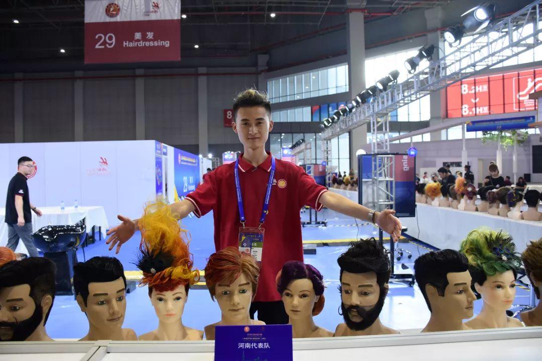 吴越学校祝您元旦快乐！