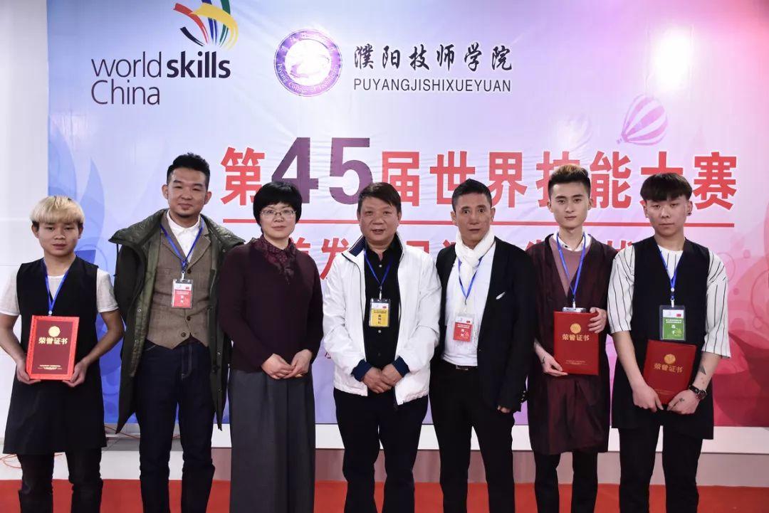 吴越学校祝您元旦快乐！