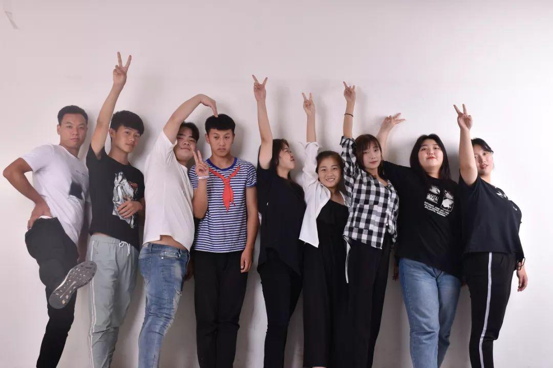 吴越学校祝您元旦快乐！