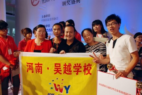 热烈祝贺张家铭老师获得全国十佳发型师称号