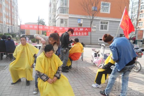 向雷锋同志学习志愿者活动周：临河小区站