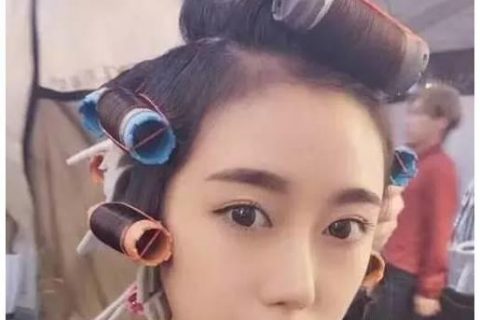 今年发型流行“全头烫”