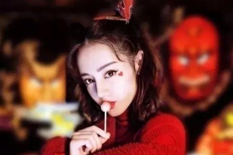 巨星们那些年的舞台夸张造型！