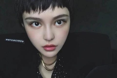 周扬清换发型了