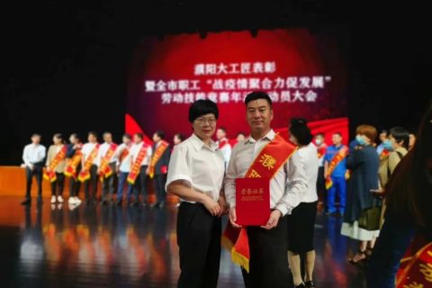  热烈祝贺美发美容行业工会会员， 艺威造型李威荣获“濮阳工匠”荣誉称号！