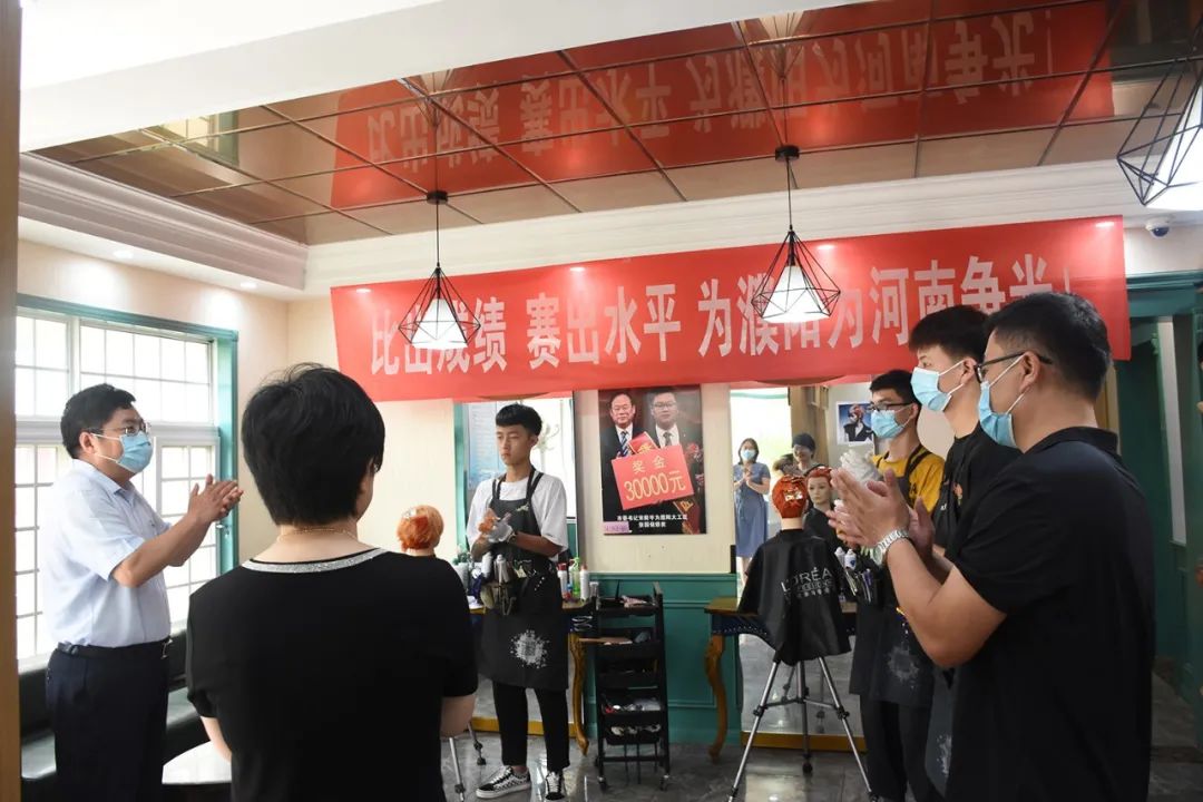 濮阳市人社局党组书记局长李剑飞到吴越学校看望参加第46届世赛选拔赛的选手们