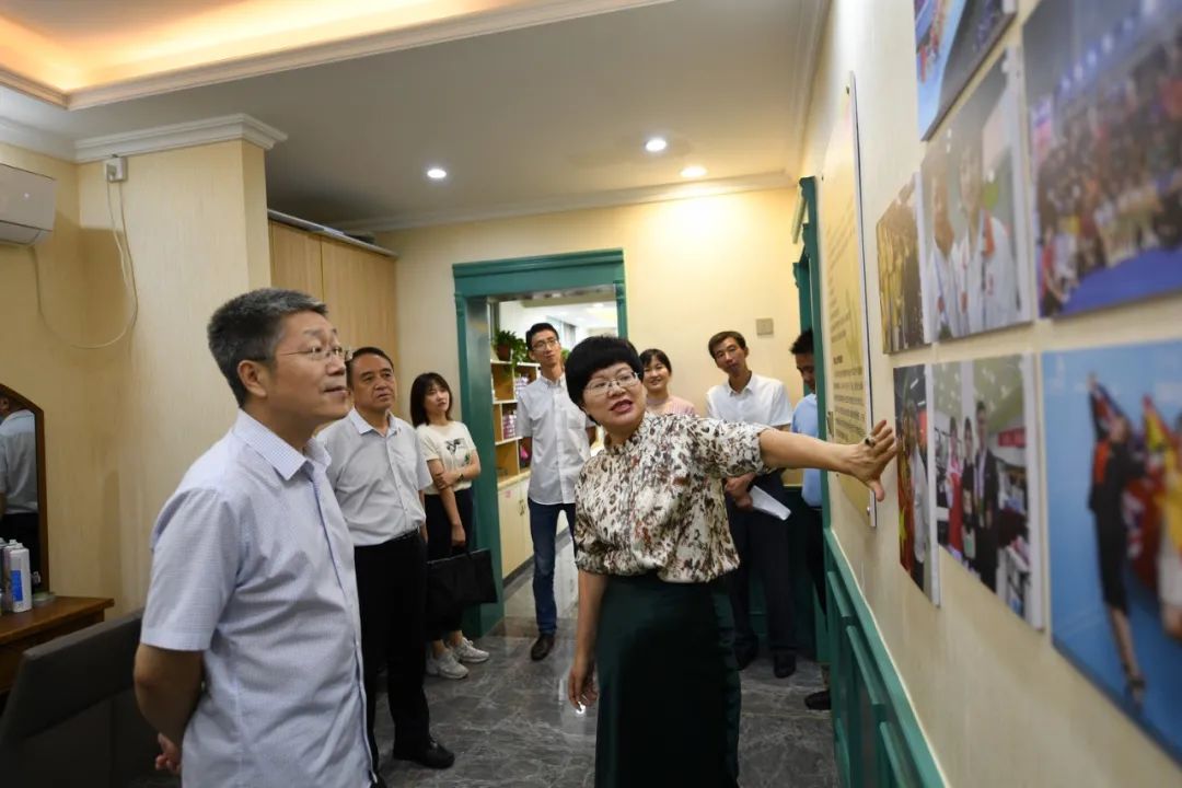 河南省总工会基层工作部部长吴志超一行来吴越学校调研濮阳市美发美容行业工会工作