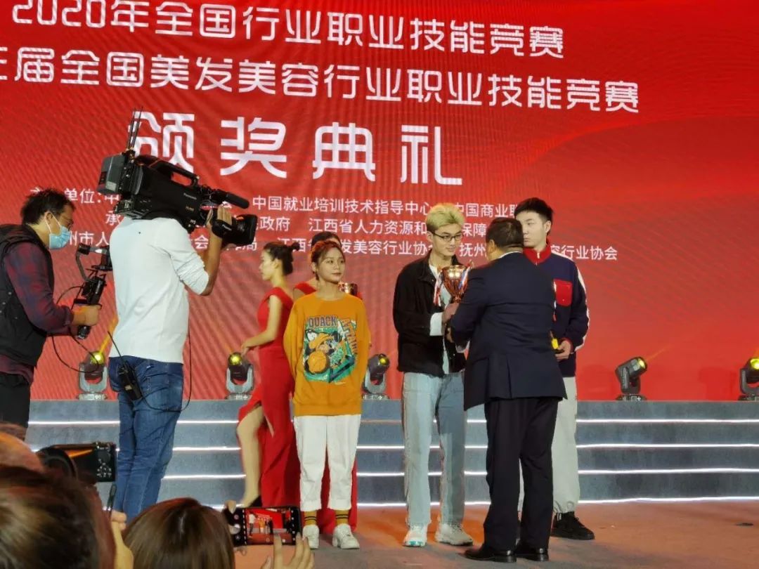 热烈祝贺吴越参赛选手在2020中国国际美发美容节中荣获季军称号