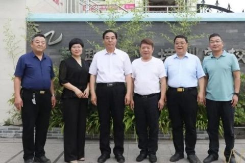 濮阳市副市长孙永振一行领导来吴越学校调研指导工作