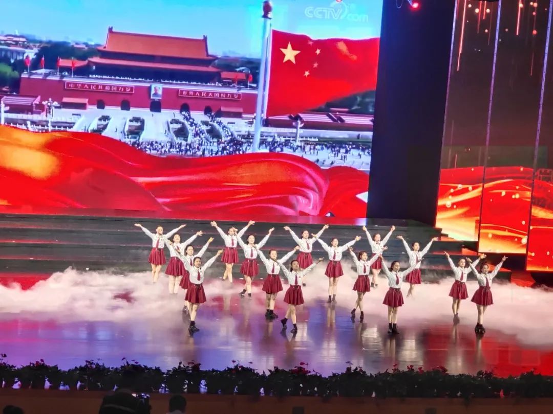 330人大型舞台妆，吴越学校为市工商联庆祝建党100周年文艺演出义务化妆