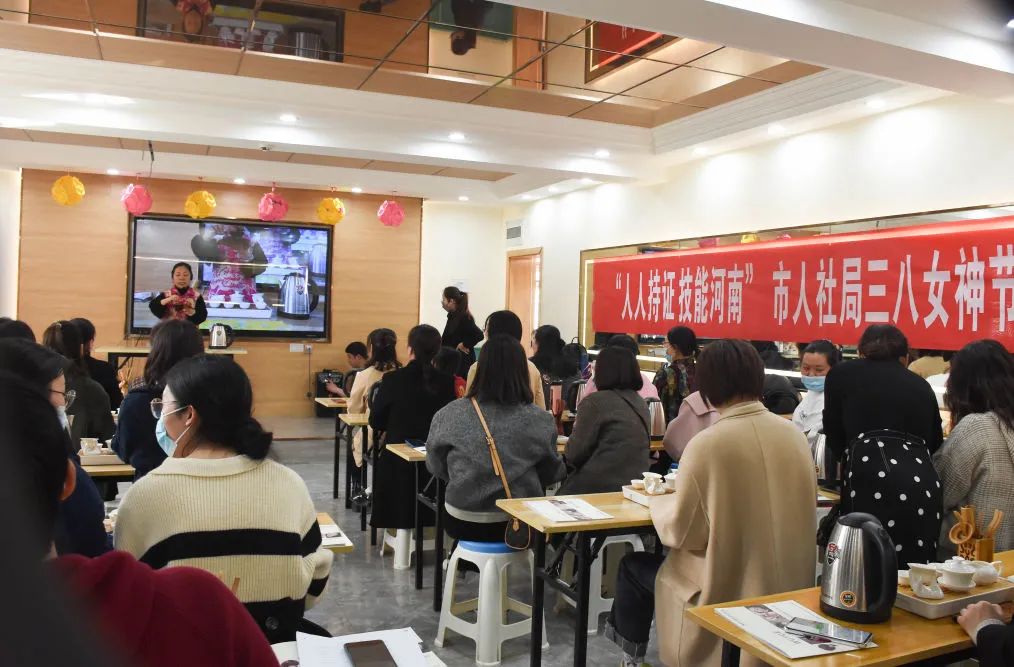 濮阳市人社局三八女神节茶艺师专场培训在吴越学校举行