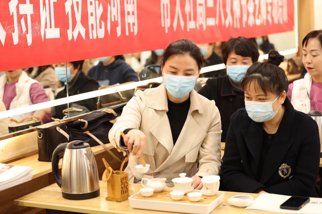 濮阳市人社局三八女神节茶艺师专场培训在吴越学校举行