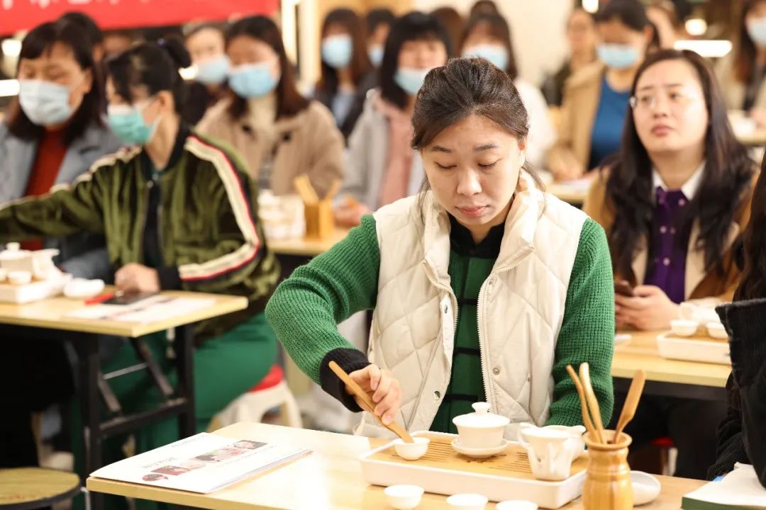 濮阳市人社局三八女神节茶艺师专场培训在吴越学校举行