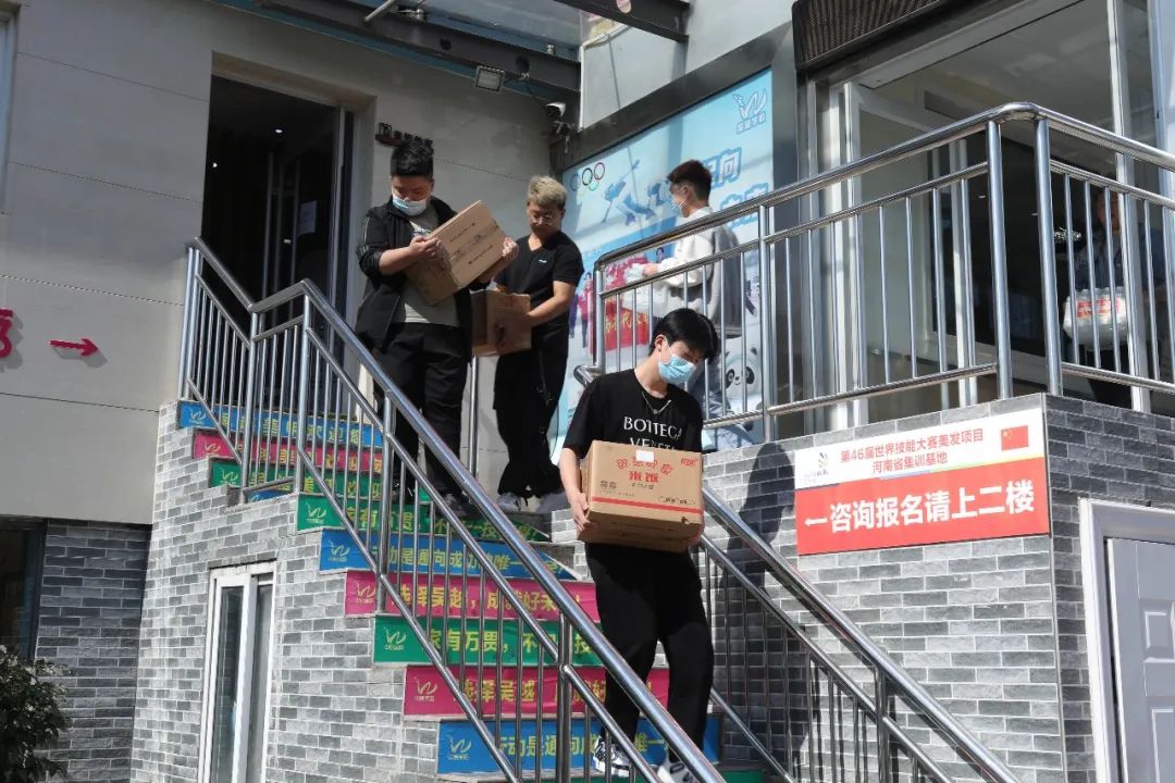 濮阳市吴越职业培训学校向水景湾社区居委会捐赠物资