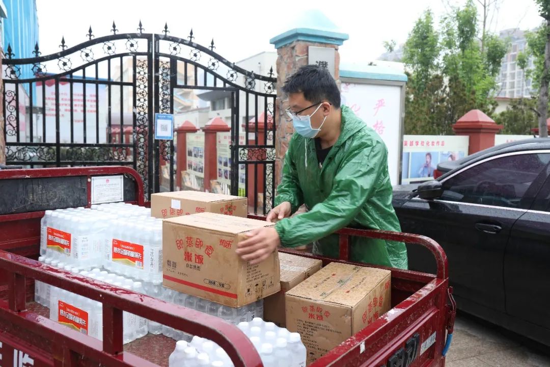 您为我守护，我为您尽心！吴越学校向华龙区胜利路街道帝丘社区捐赠物资