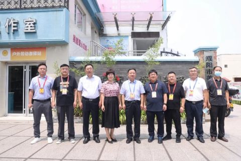 濮阳市华龙区人大副主任翟献民、人社局局长马全中一行领导来吴越学校调研