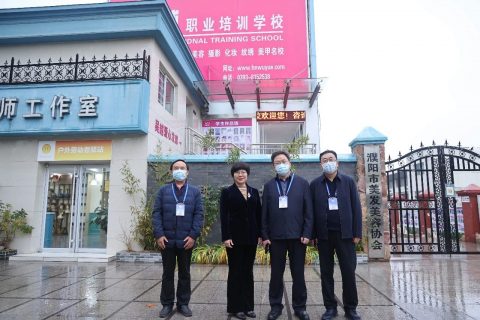 濮阳市华龙区政协主席侯富浩一行领导在区人社局局长马全中同志陪同下来吴越学校调研指导工作