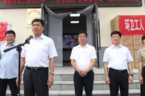 致敬城市美容师——吴越学校开展为全市户外劳动者爱心义剪活动