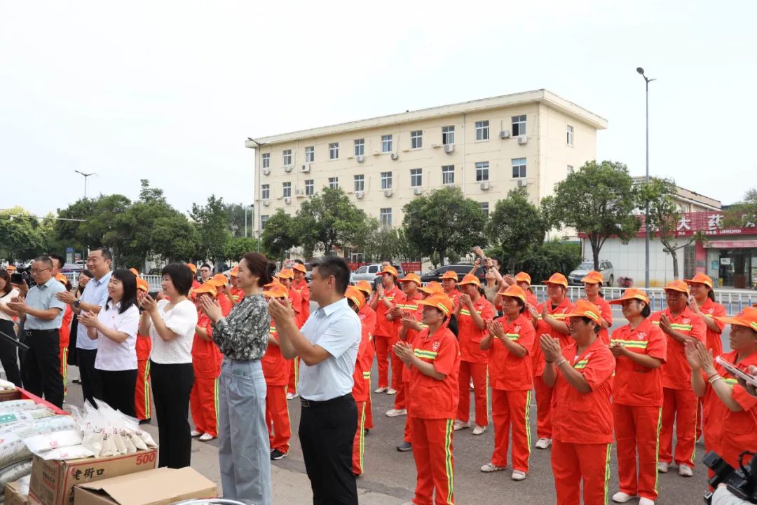 致敬城市美容师——吴越学校开展为全市户外劳动者爱心义剪活动