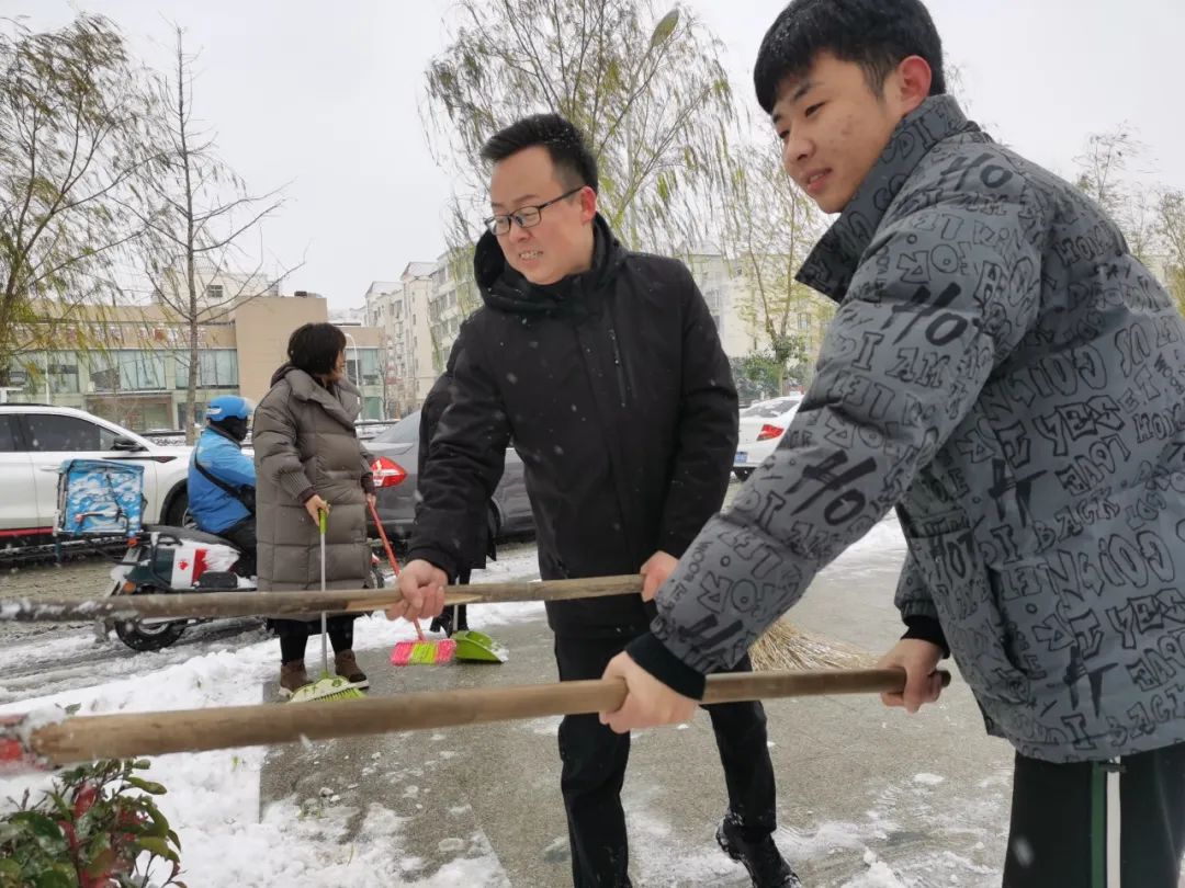 大雪至|吴越学校师生除雪进行时
