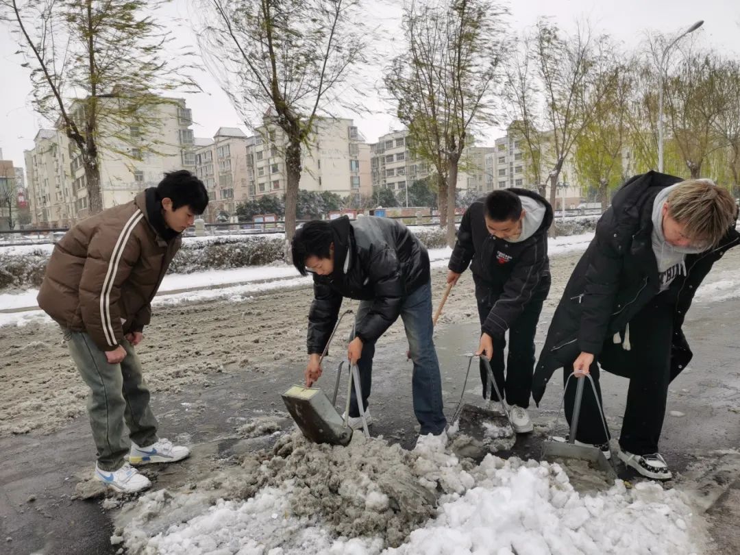 大雪至|吴越学校师生除雪进行时