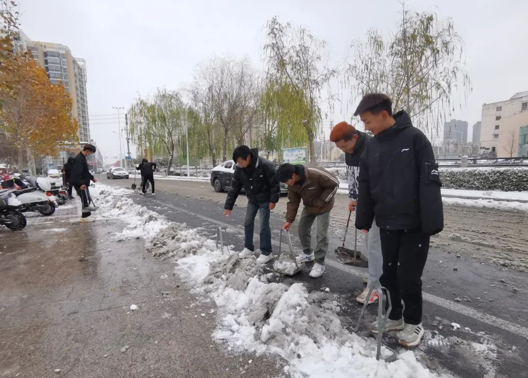 大雪至|吴越学校师生除雪进行时