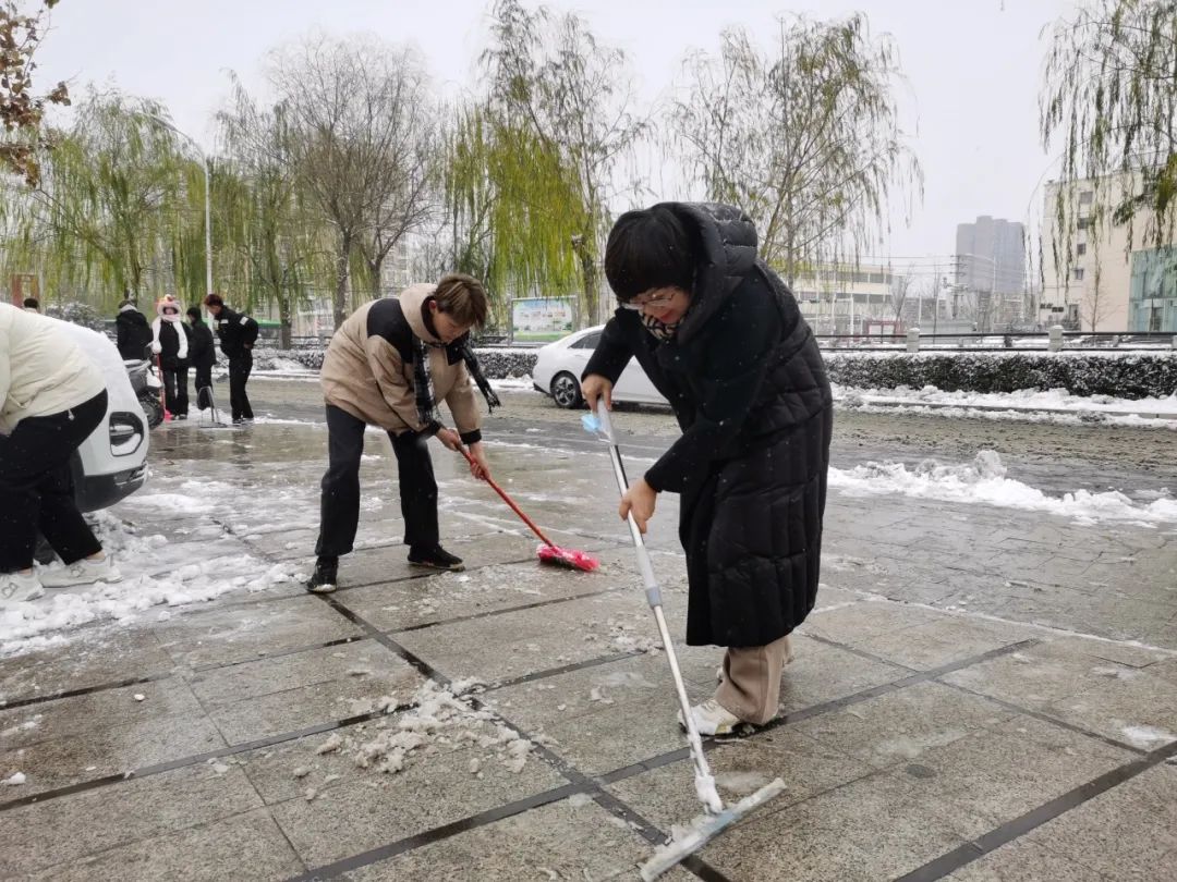 大雪至|吴越学校师生除雪进行时